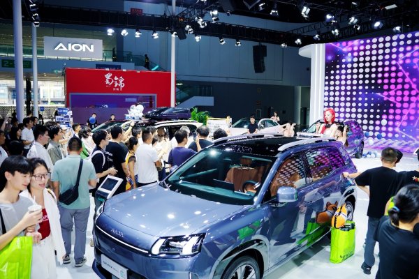 富深所 霸王龙家庭版降价增配，埃安展台稳居成都车展热度前三