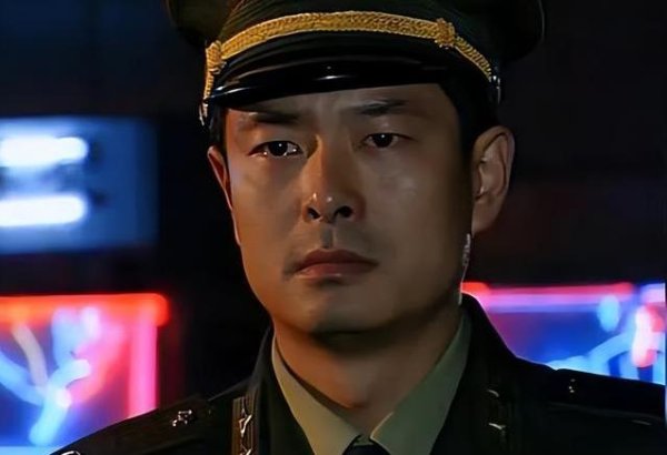 易启胜 弟弟去世父亲病逝，他推掉千万片约，却为母亲守夜到天亮