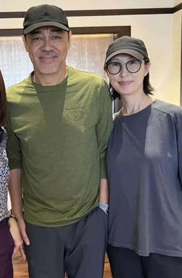 金牛在线 刘青云郭蔼明茶餐厅甜蜜吃饭，27年婚姻无子却恩爱如初？